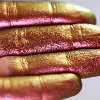 Girl with Gold Eyes - Ama Makeup Pigment Chameleon Girl with Gold Eyes - Ama Makeup Pigment Chameleon