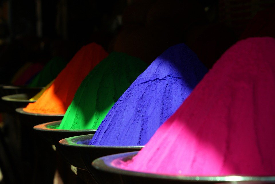 What’s the difference between pigments and dyes?